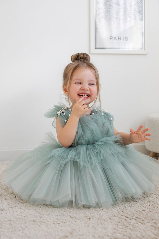 Robe mariage fille 2 ans en tulle vert sauge avec perles et bretelles élégantes