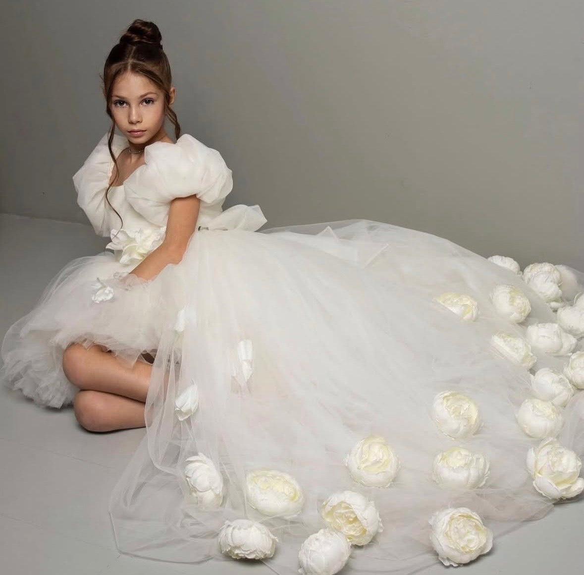 2. Robe de cérémonie fille asymétrique avec traîne fleurie de fleurs séchées et manches bouffantes.