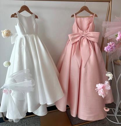 Deux robes fille mariage blanc ivoire et rose blush sur cintre
