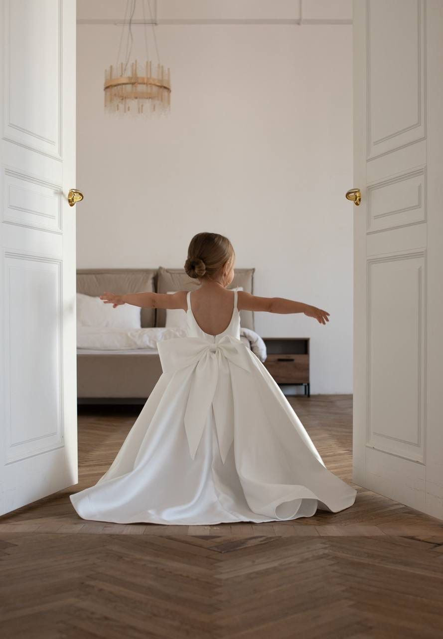 Dos de robe fille élégante avec grand nœud satiné