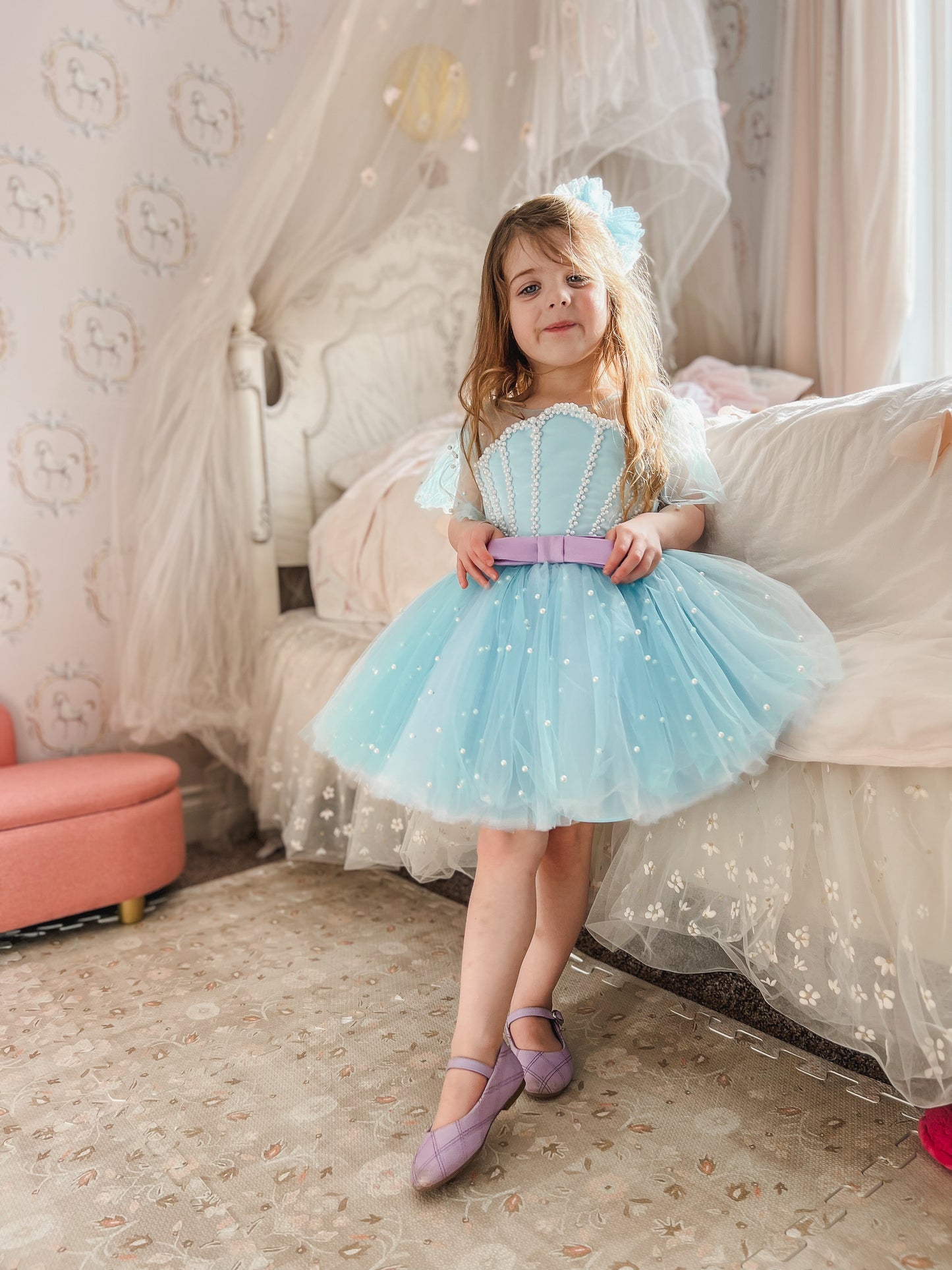 Enfant en robe anniversaire turquoise thème sirène avec bustier coquillage et jupe fluide