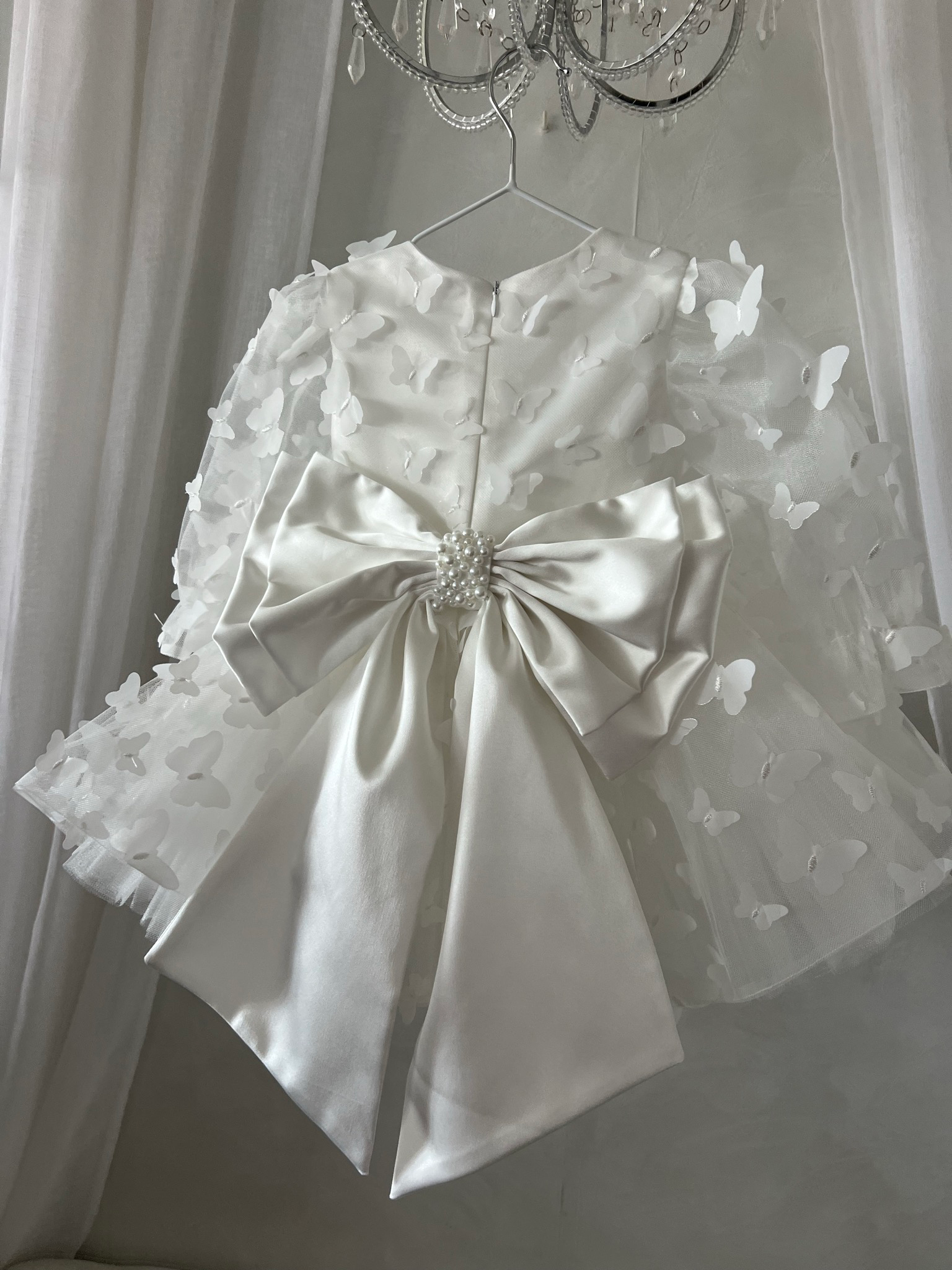 ROBE PAPILLON 3D BLANCHE (NŒUD PERLES + MANCHES LONGUES