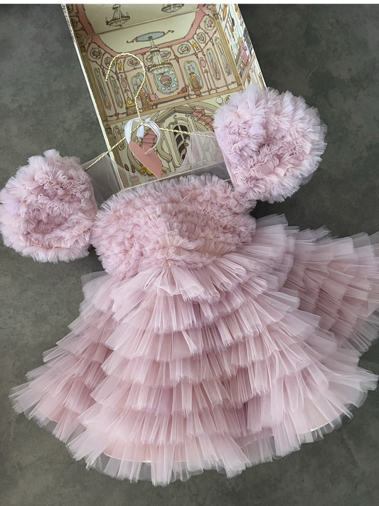 Robe anniversaire fille en tulle bois de rose avec volants multi-étages et manches pompon