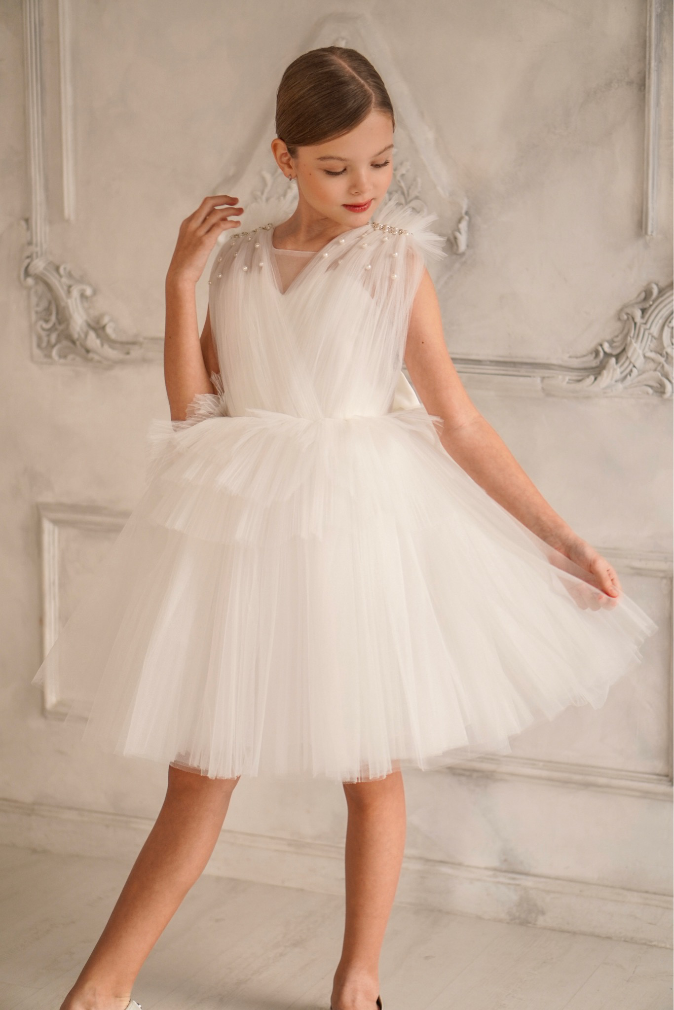 Robe blanche fille cortège mariage avec détails perlés