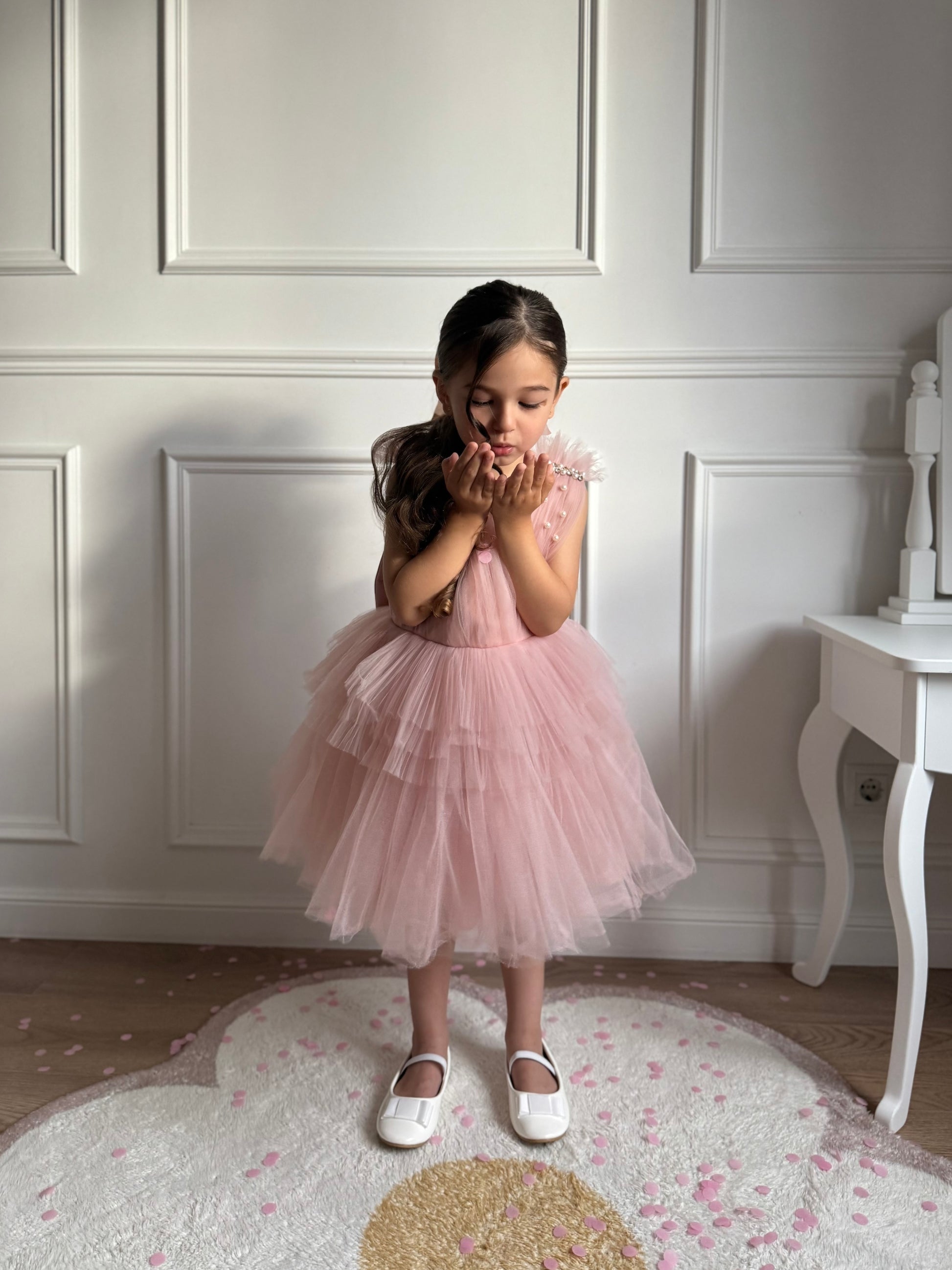 Robe bois de rose en tulle avec rendu doux et romantique et détails perlés