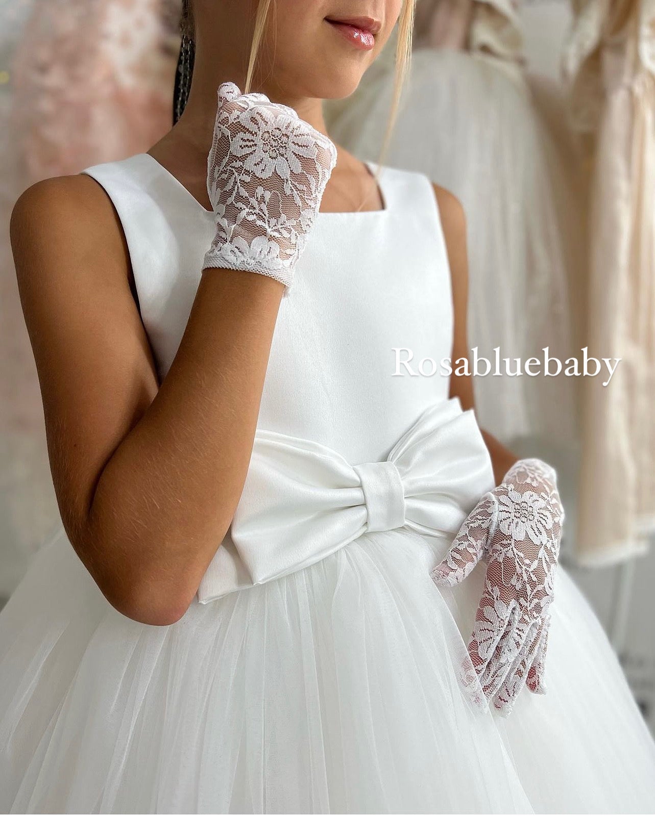 Robe cérémonie en mikado avec jupe courte en tulle et nœud papillon décoratif