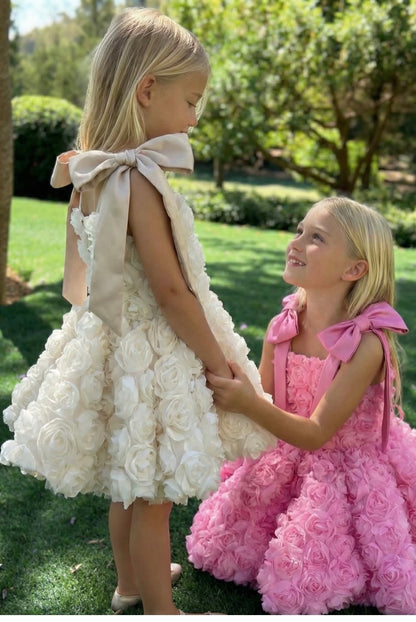 Robe cérémonie enfant avec fleurs 3D et nœuds épaules en tons blanc rose ivoire
