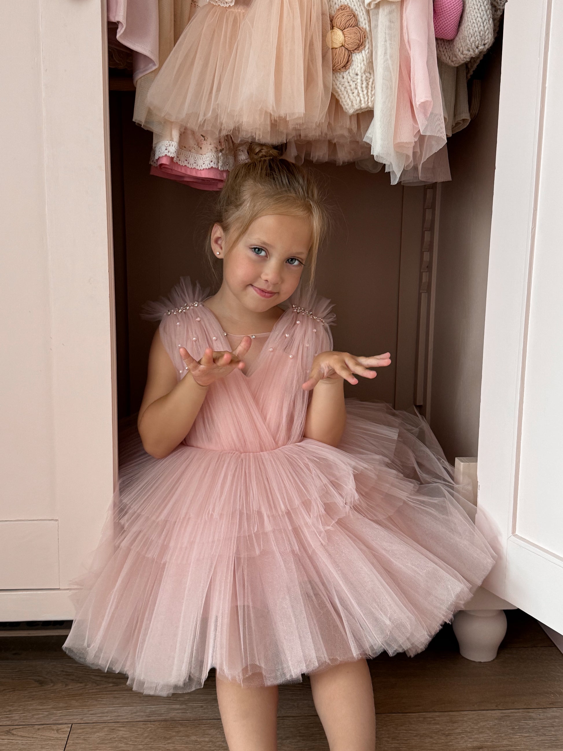 Robe cérémonie enfant bois de rose avec tulle fluide, perles et bretelles raffinées