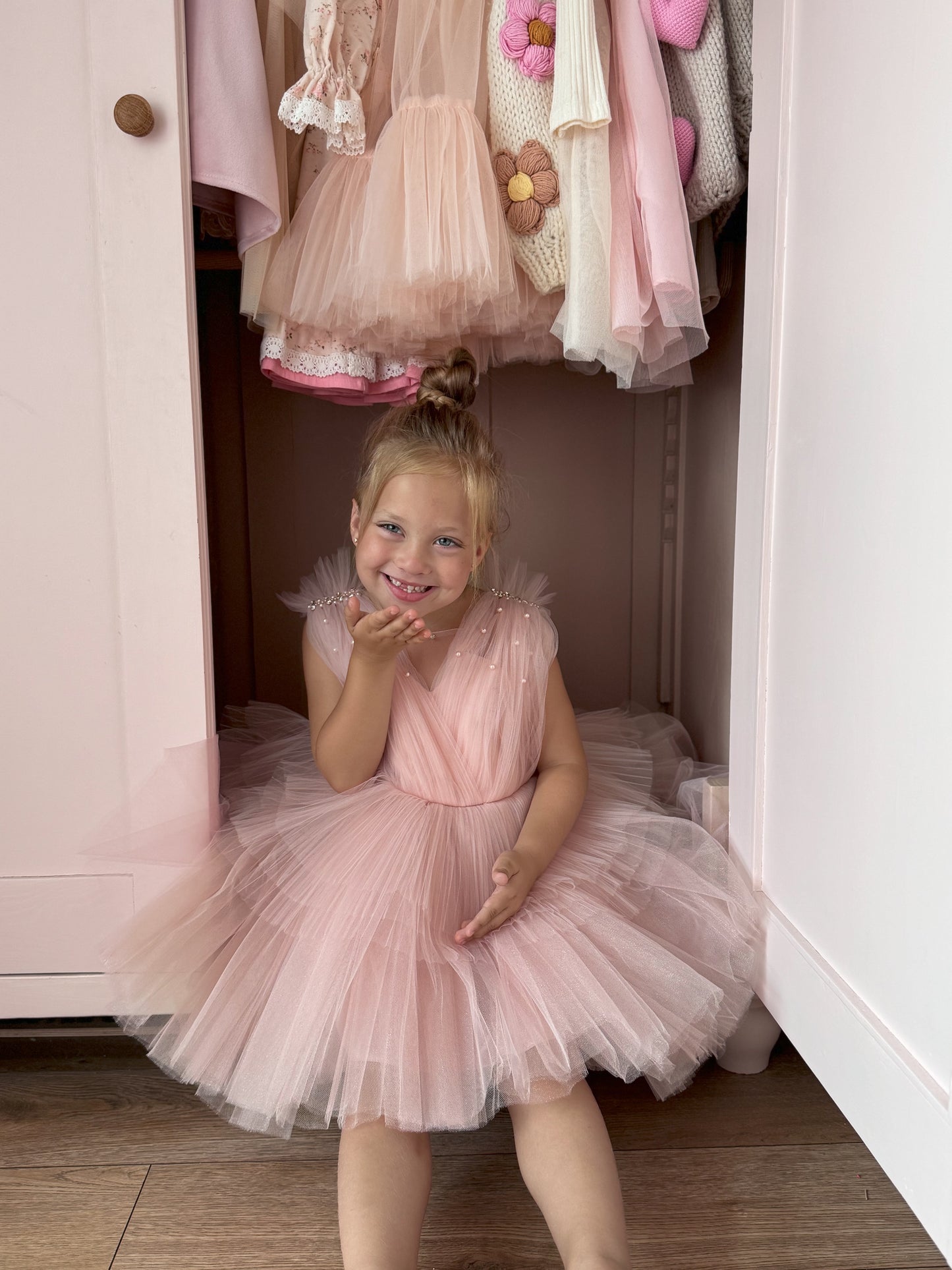 Robe cérémonie enfant bois de rose en tulle avec détails perlés et bretelles fines