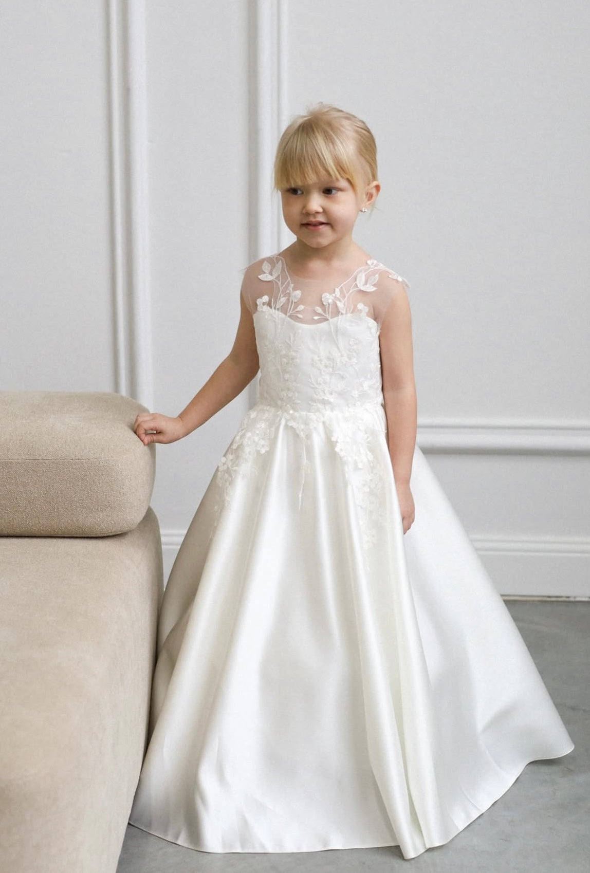 Robe cérémonie enfant en mikado avec détails en dentelle florale et traîne détachable