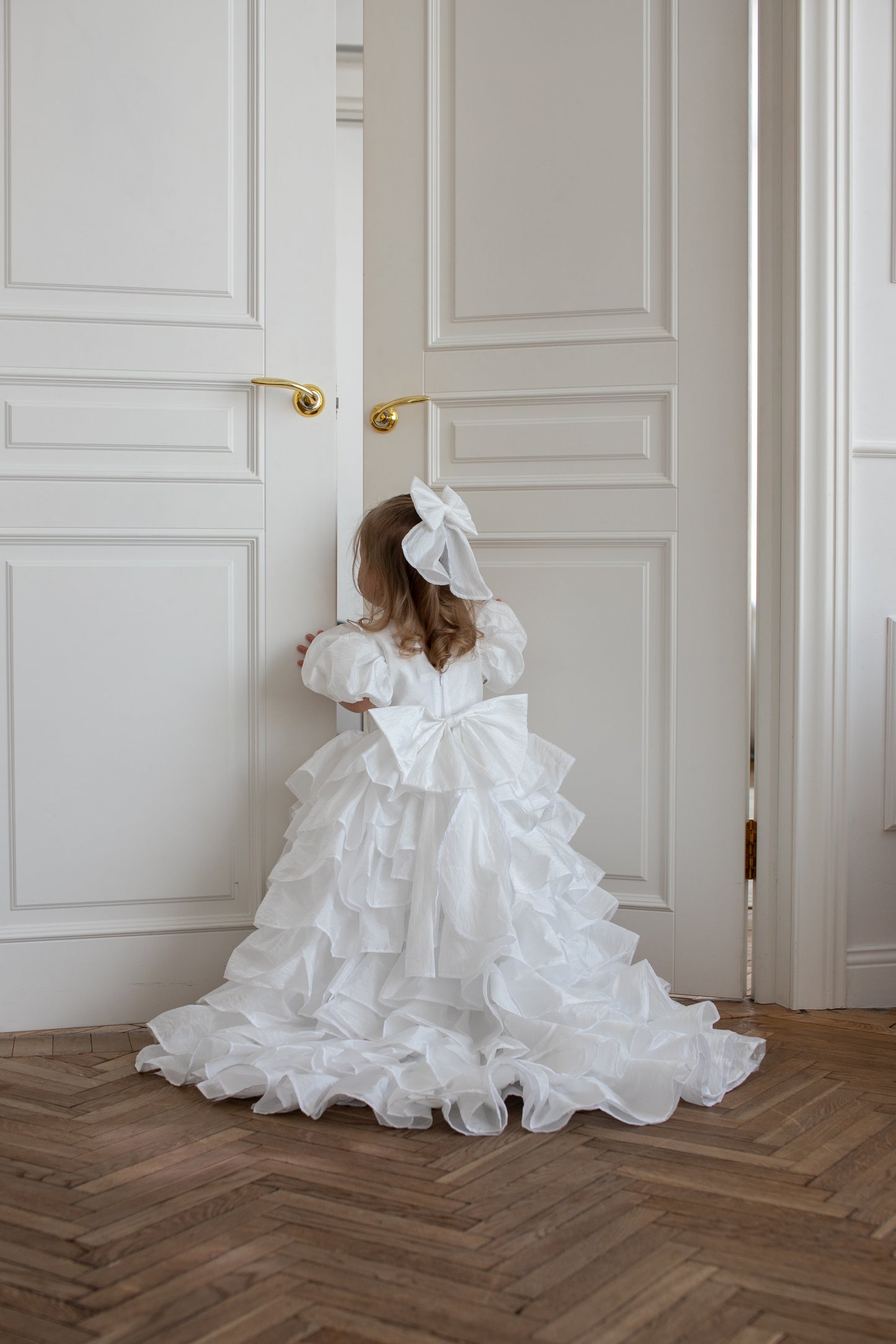 Robe cérémonie fille blanche avec jupe volumineuse à volants et traîne