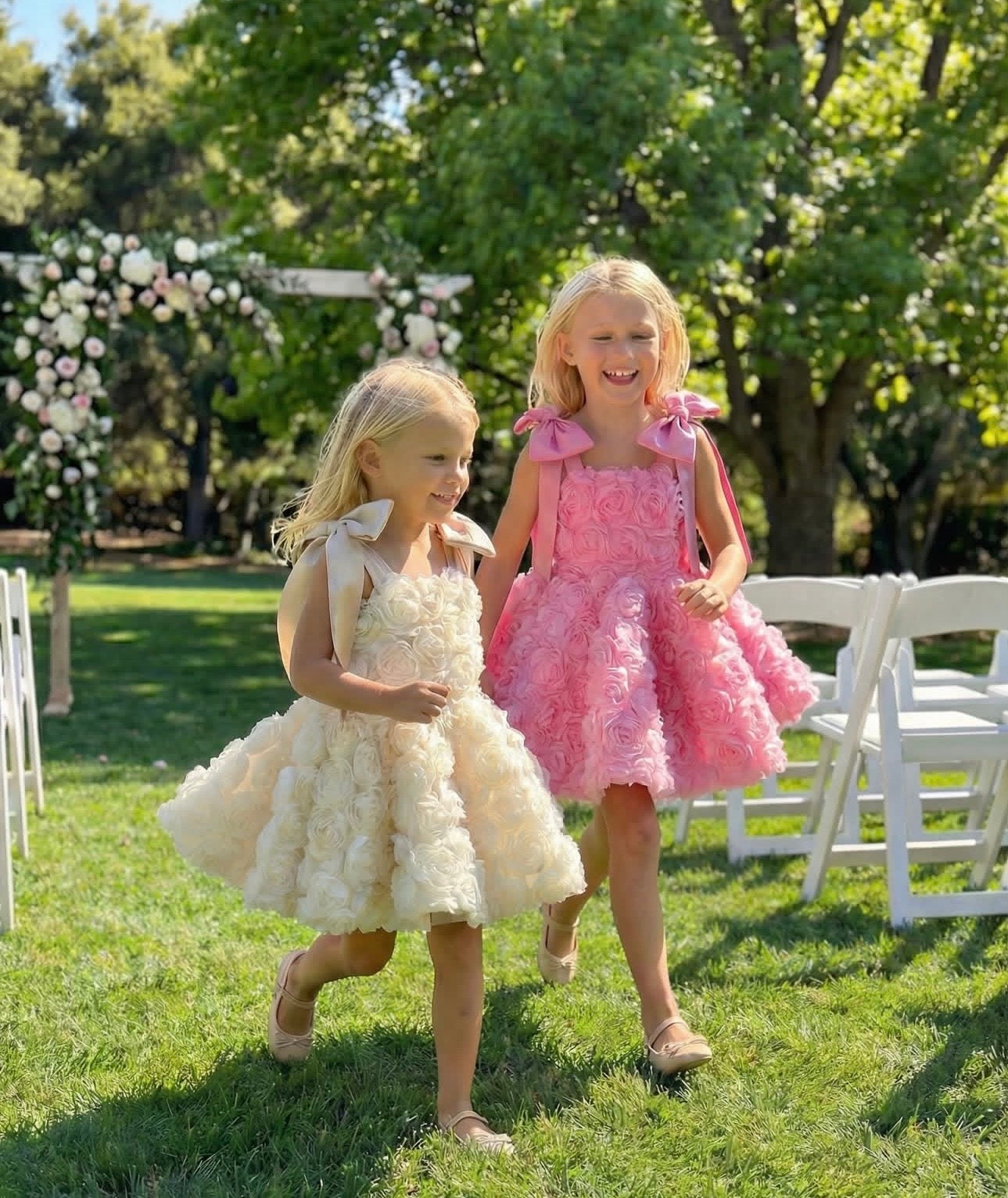 Robe cortège fille avec roses 3D et nœuds aux épaules en blanc rose ivoire élégante