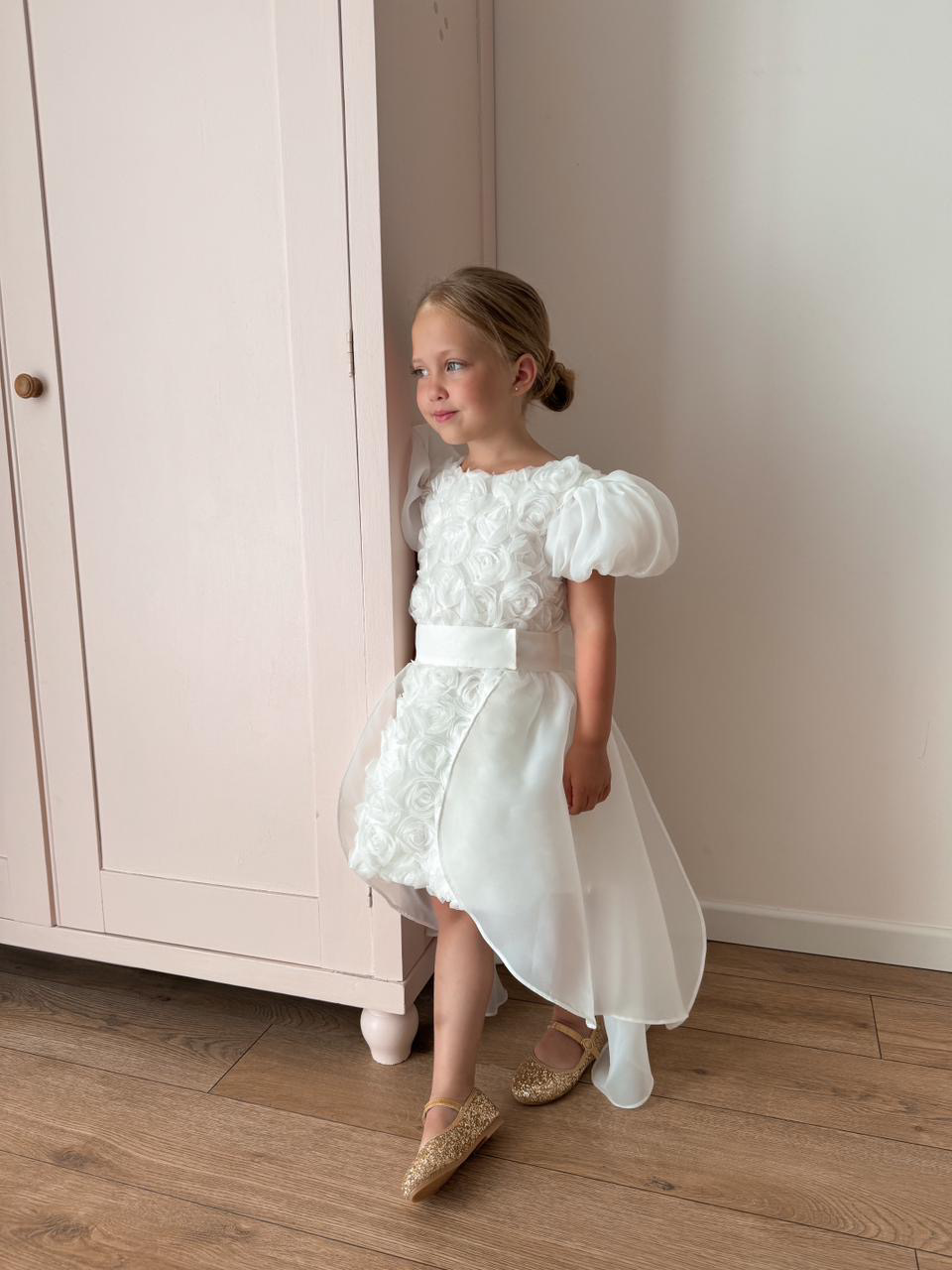 Robe cortège fille en organza blanc avec roses 3D et traîne amovible élégante