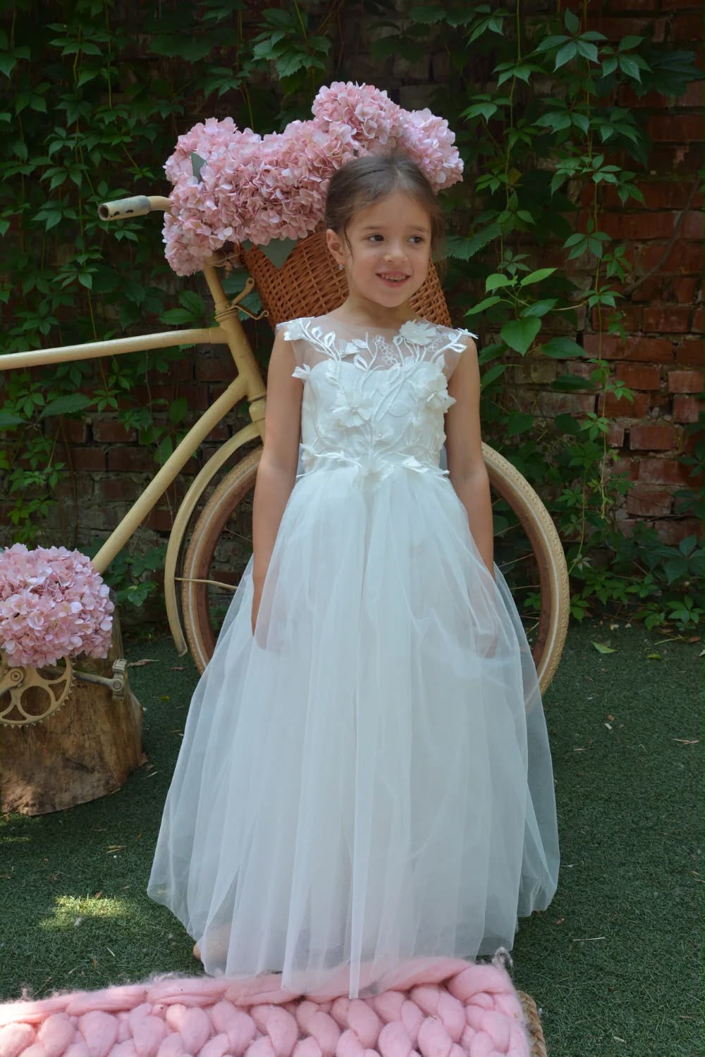     Robe de cérémonie pour fille avec traîne amovible, ornée de fleurs brodées, parfaite pour un mariage, une demoiselle d’honneur ou une occasion spéciale.