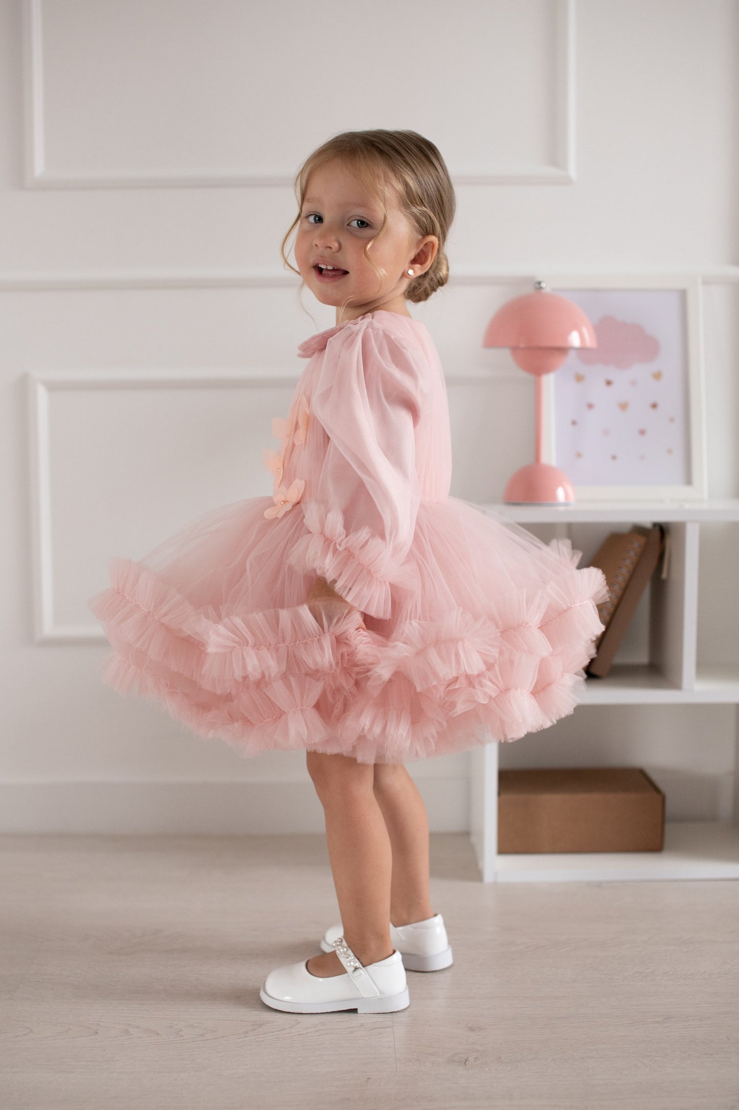 Robe de fête enfant en tulle multi-étages avec effet volumineux et manches bouffantes