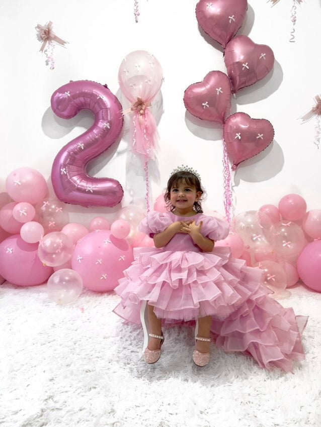Robe de fête fille rose élégante avec volants étagés et effet princesse