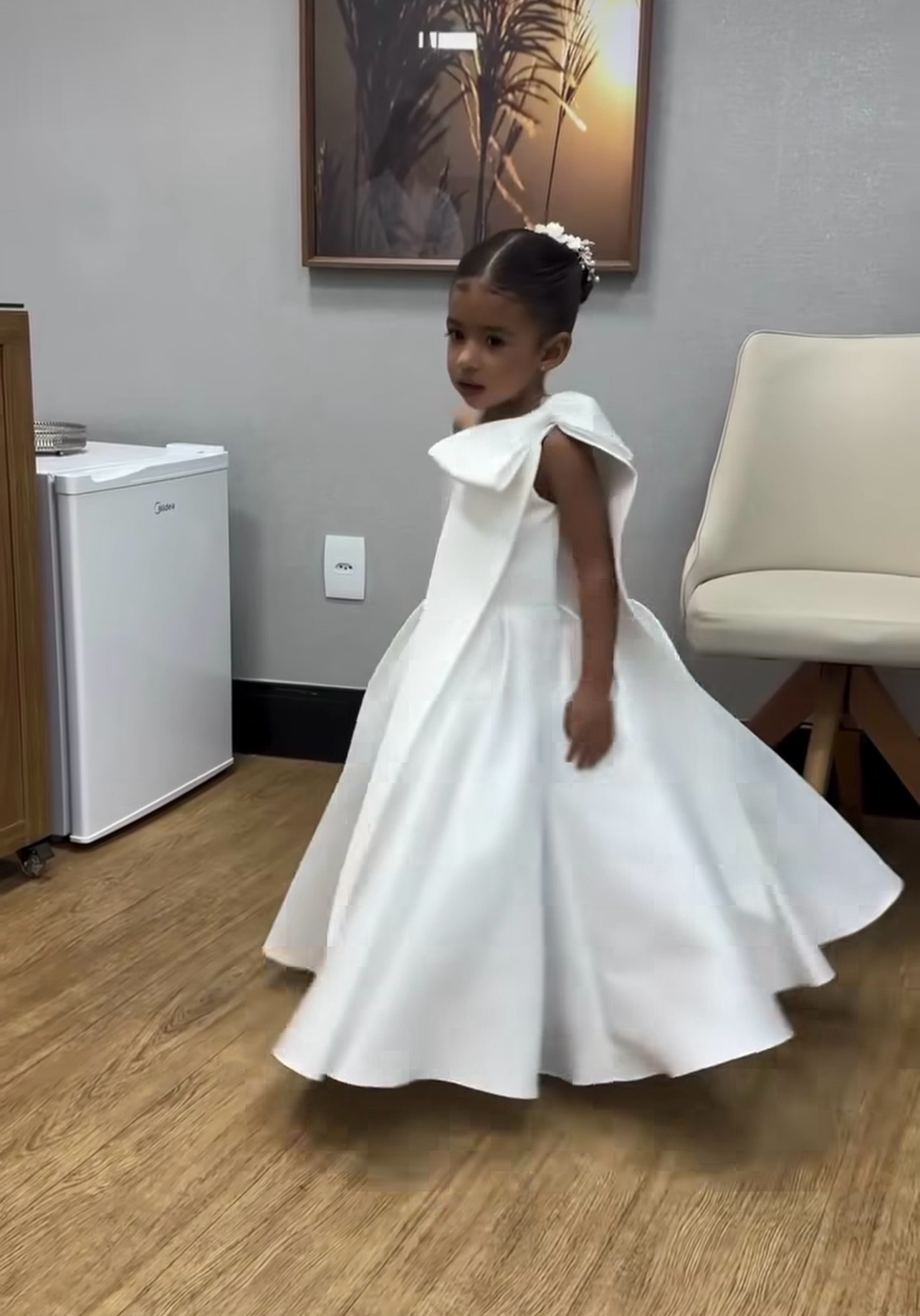 Robe enfant blanche élégante une épaule mikado