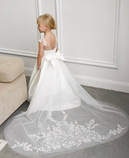 Robe fille en mikado avec fleurs en dentelle et jupe structurée avec traîne amovible