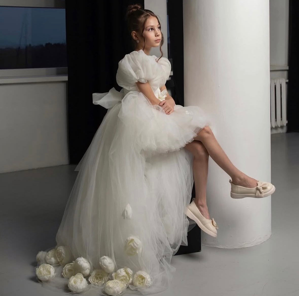     Robe fille élégante courte devant, longue derrière, avec délicates fleurs séchées sur la traîne.