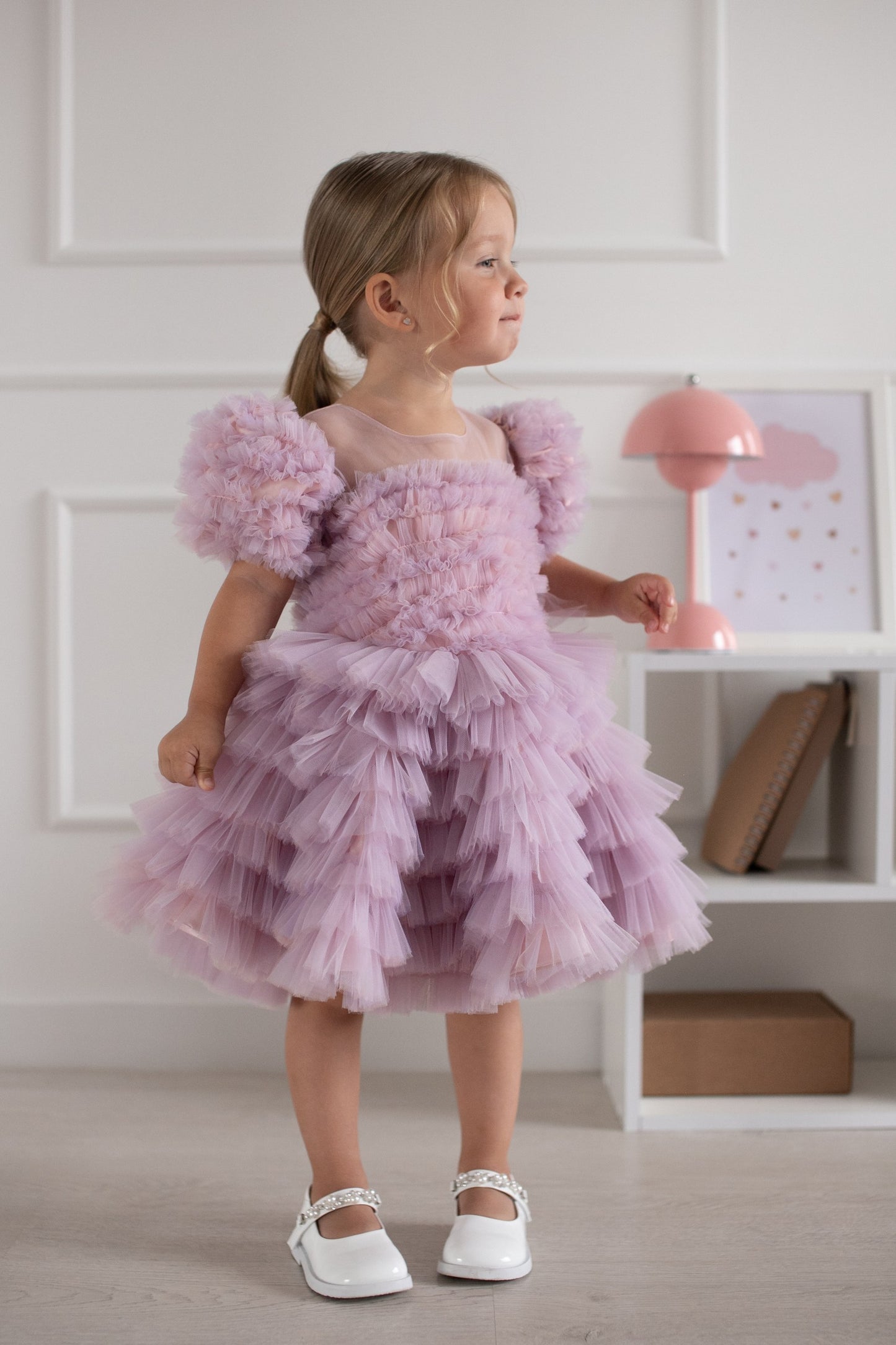 Robe fille élégante en tulle bois de rose avec superposition de volants et manches pompon