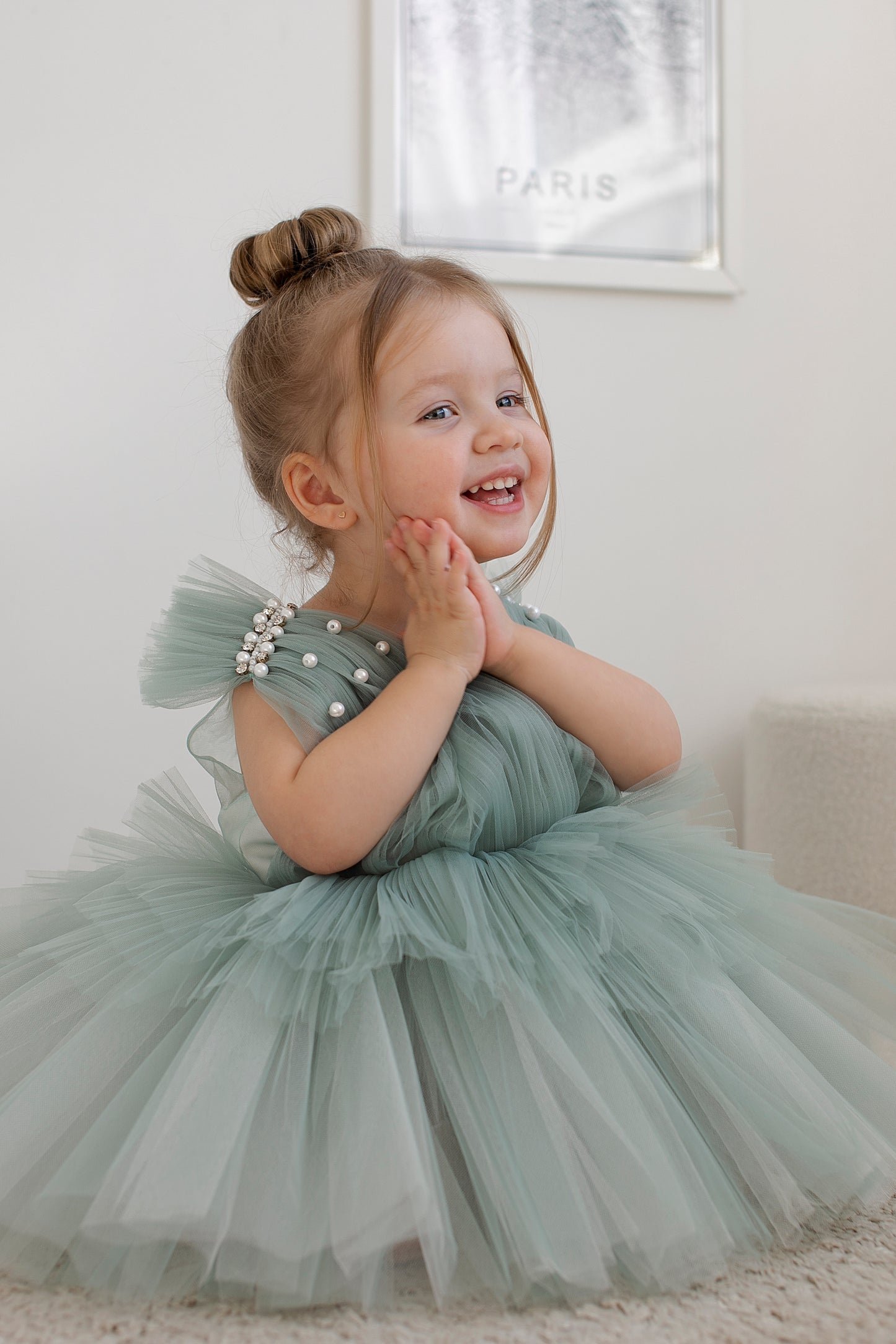 Robe élégante 2 ans vert sauge avec tulle fluide et finition perlée
