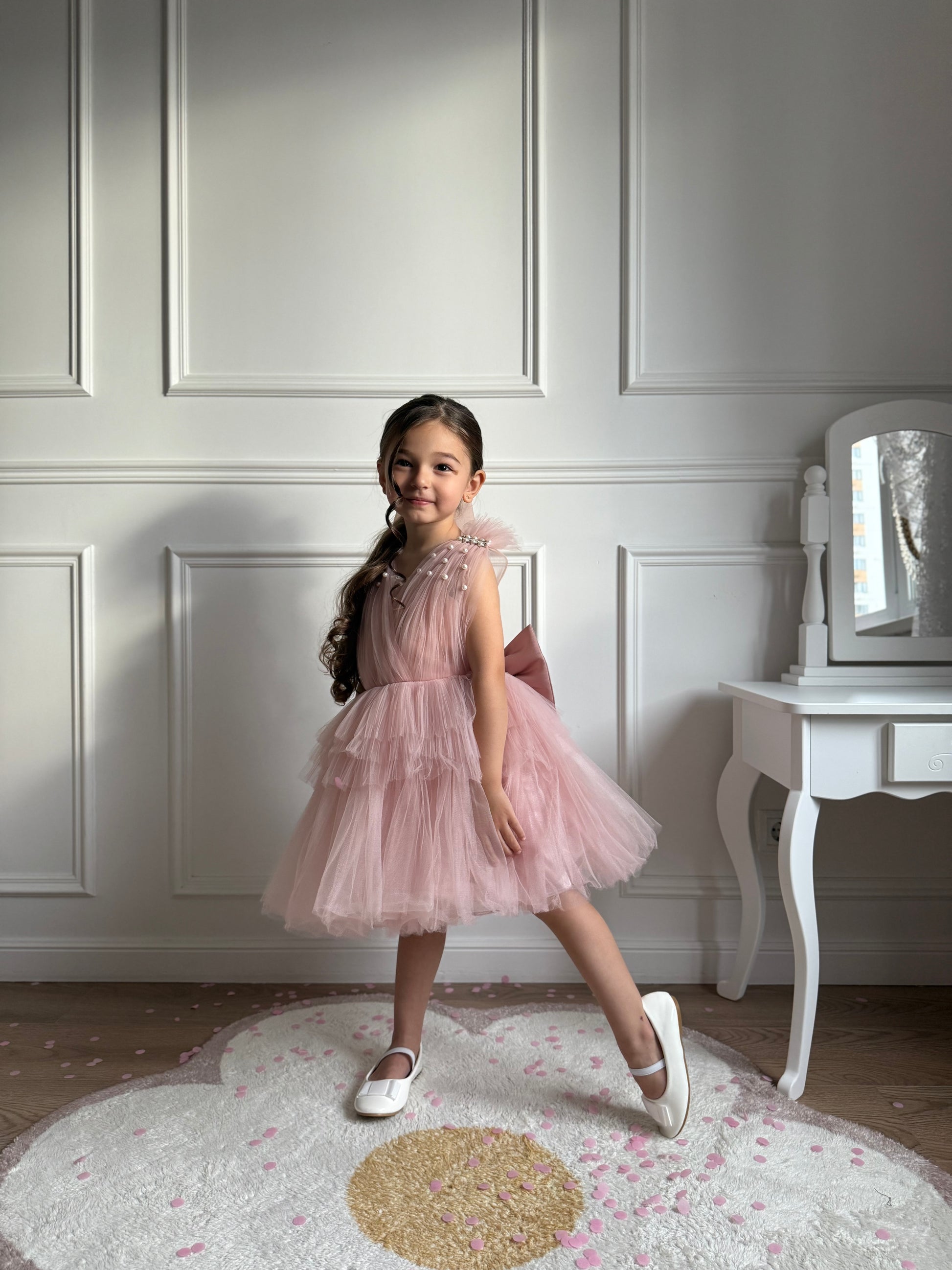 Robe élégante avec effet fluide et finition délicate en perles et bretelles fines