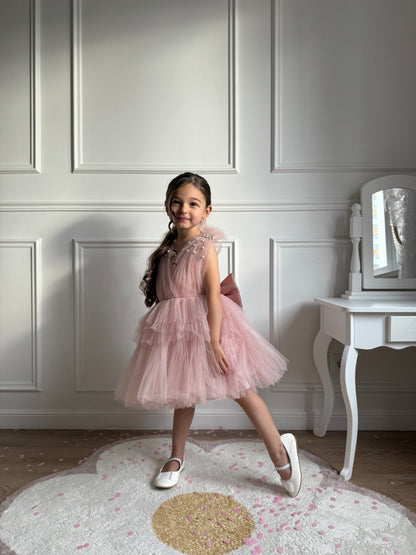 Robe élégante avec effet fluide et finition délicate en perles et bretelles fines