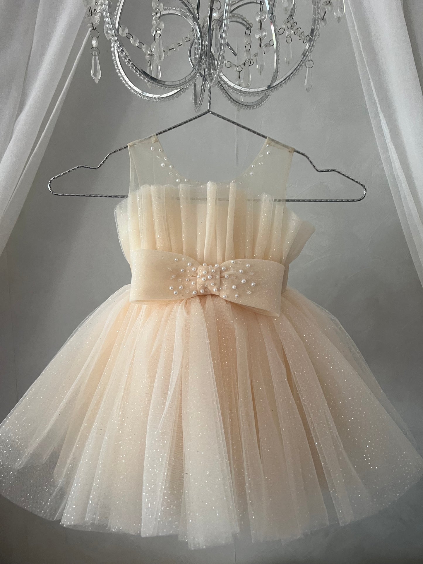 Robe élégante beige pour baptême avec tulle léger et finition perles au col illusion