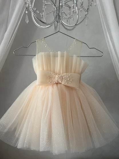 Robe élégante beige pour baptême avec tulle léger et finition perles au col illusion