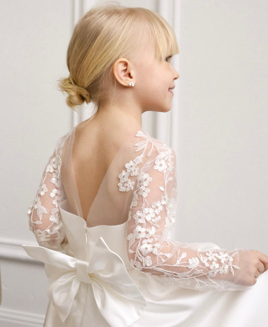 Robe élégante en mikado avec dentelle fleurs et finition raffinée avec traîne amovible