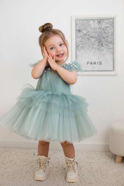 Robe élégante enfant 2 ans en tulle vert sauge avec effet fluide