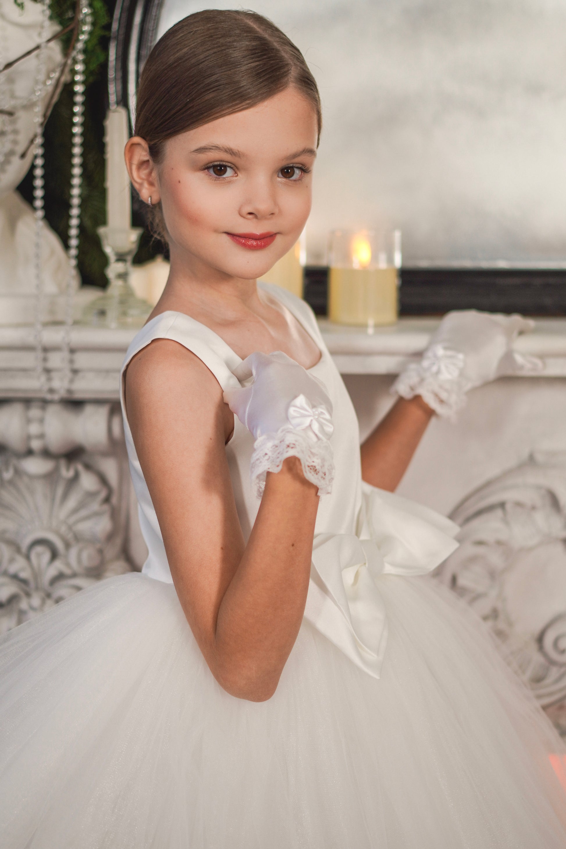 Robe élégante enfant en mikado avec jupe en tulle court et détail nœud papillon