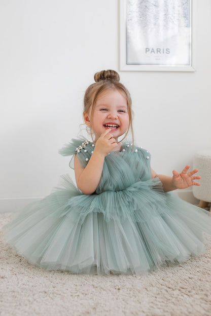 Robe mariage fille 2 ans en tulle vert sauge avec perles et bretelles élégantes
