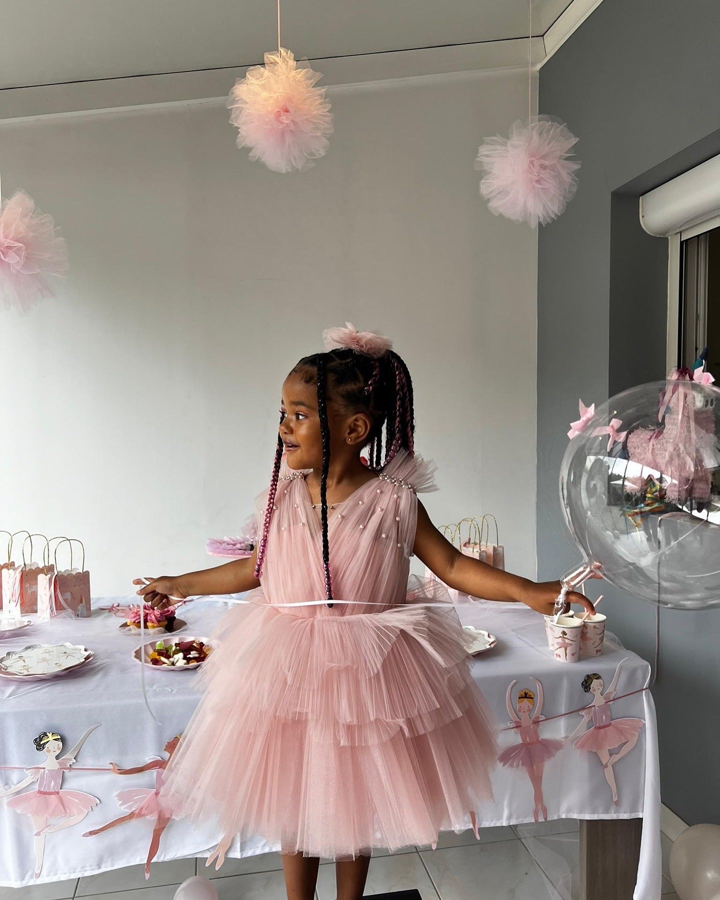 Robe princesse bois de rose avec jupe en tulle et finitions perles délicates