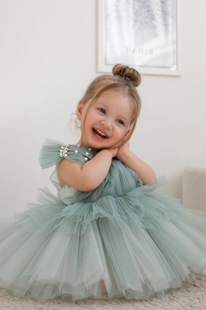 Robe princesse vert sauge avec jupe volumineuse en tulle et détails en perles