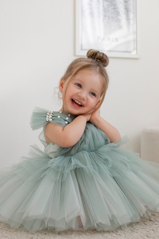 Robe princesse vert sauge avec jupe volumineuse en tulle et détails en perles