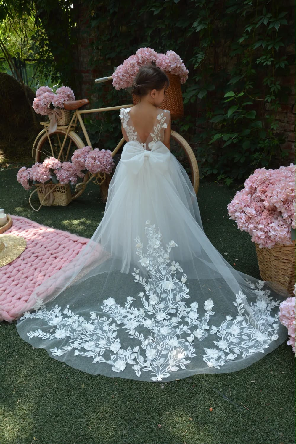     Robe de mariage pour fille avec traîne amovible et broderies florales délicates, idéale pour une cérémonie élégante ou un cortège.
