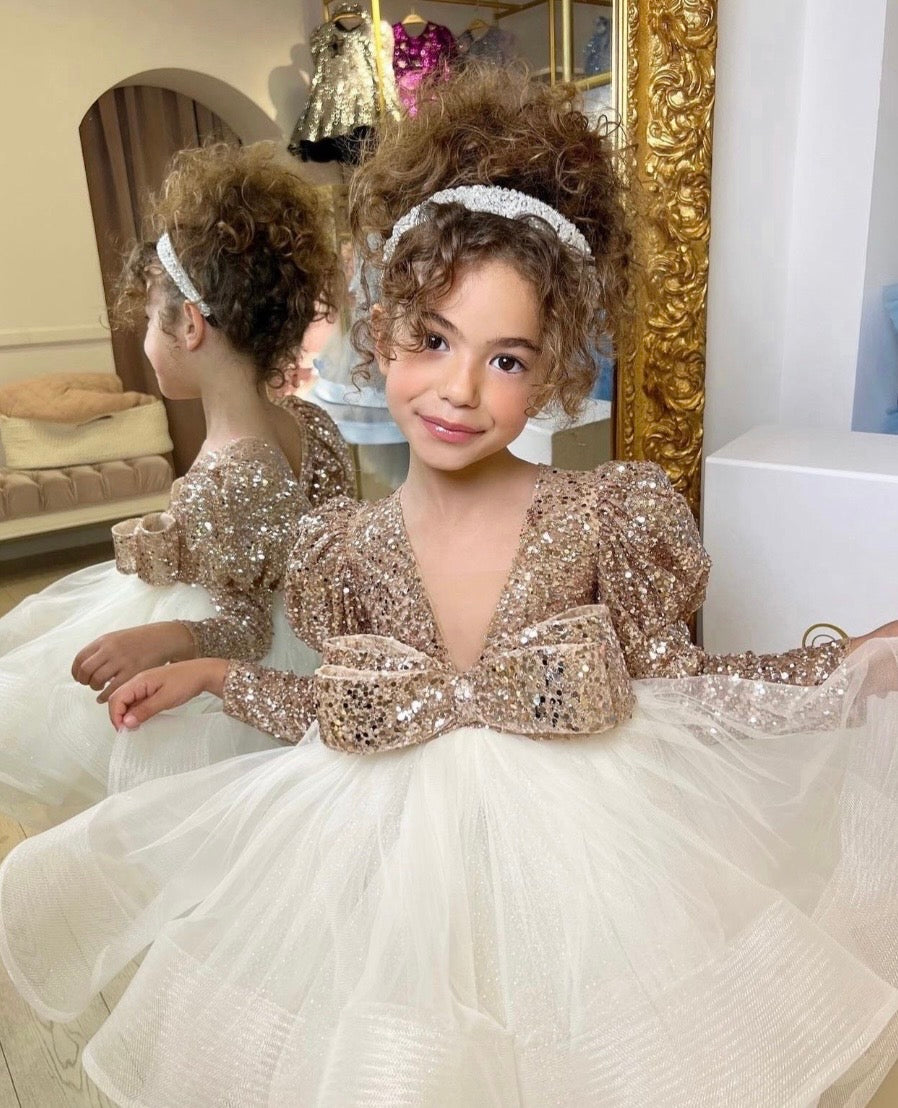 fille portant une robe cérémonie champagne à paillettes dorées avec manches longues élégantes
