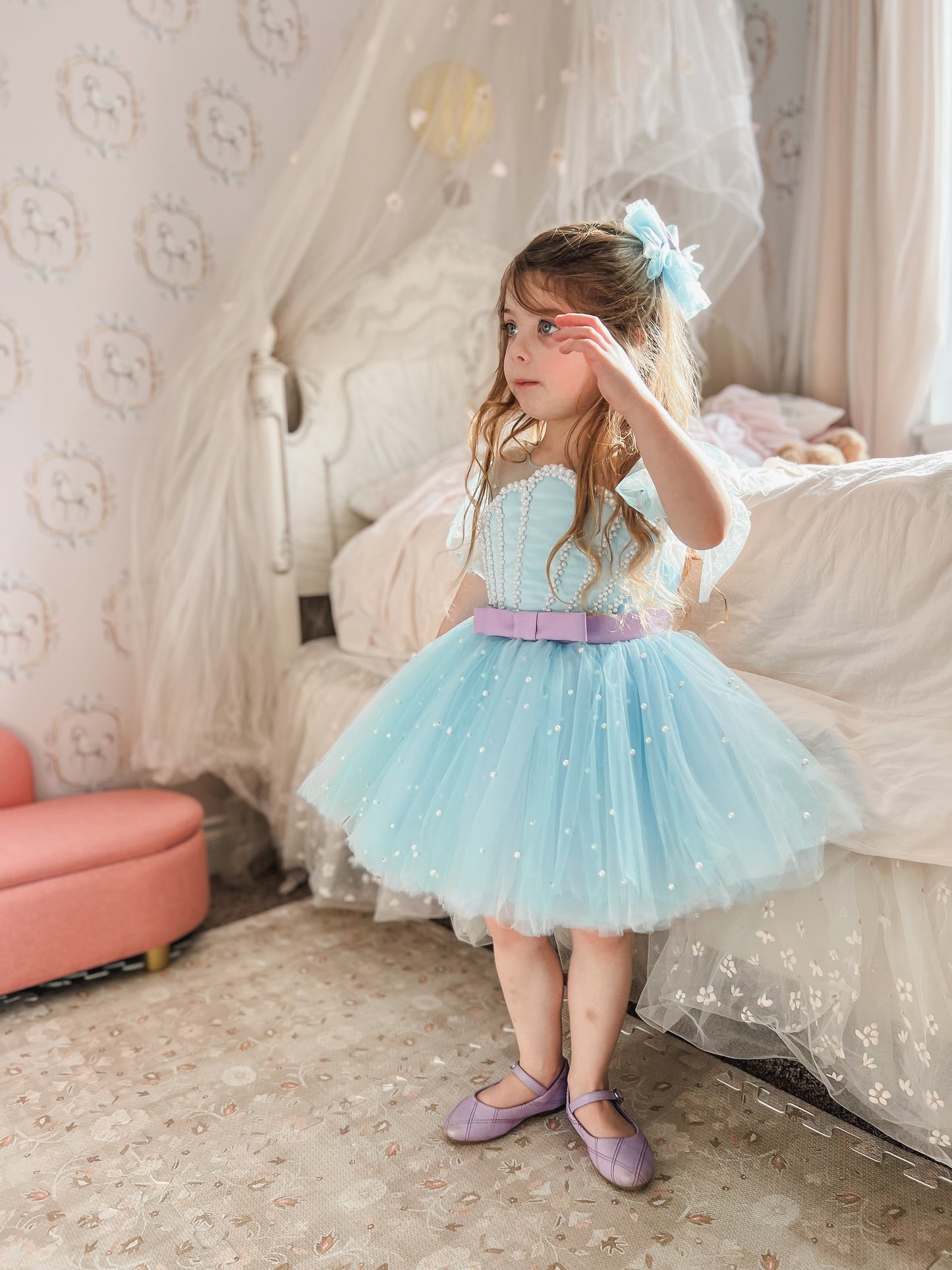 ille portant une robe anniversaire sirène turquoise avec corsage coquillage et perles