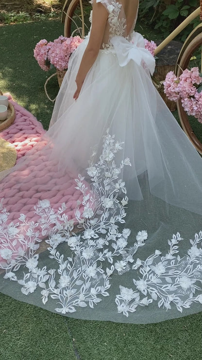     Élégante robe de mariée pour fille avec traîne détachable et broderie florale raffinée, conçue pour sublimer les mariages et les célébrations.