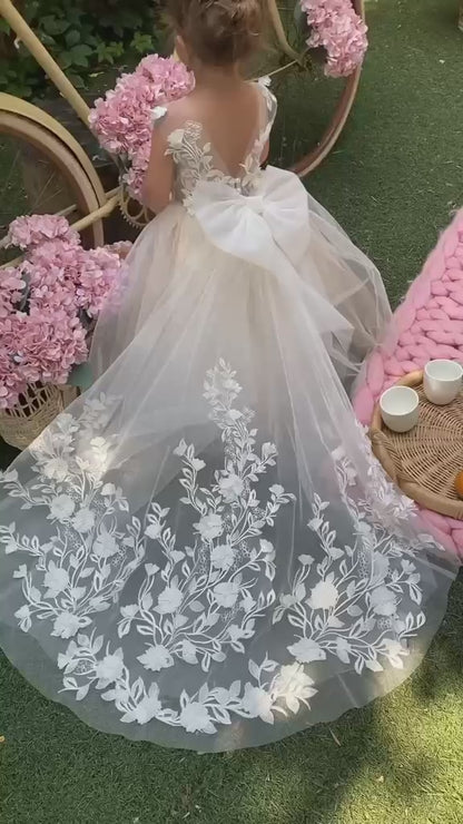 Robe de Mariage pour Fille Rosalia  avec Traîne Amovible – Broderie Florale Élégante | Blanc & Ivoire
