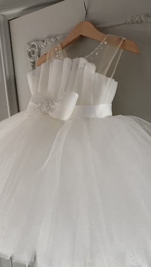 video robe baptême fille blanche en tulle scintillant avec col illusion et perles élégantes