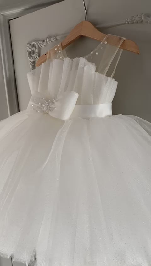 video robe baptême fille blanche en tulle scintillant avec col illusion et perles élégantes