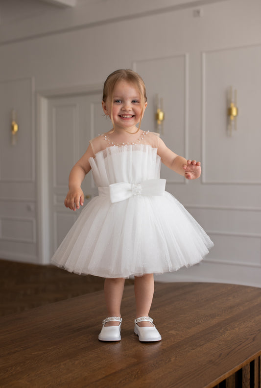 robe baptême fille blanche en tulle scintillant avec col illusion et perles élégantes